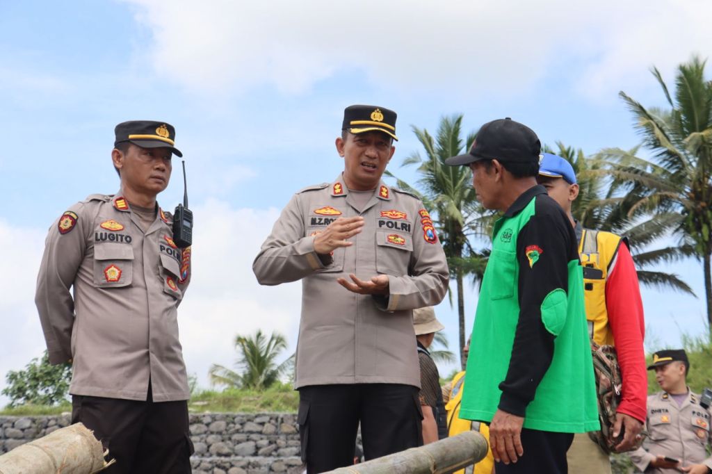 TNI-Polri dan Warga Lumajang Gotong Royong Bangun Jembatan Darurat Pasca Banjir Lahar Dingin Gunung&nbsp;Semeru