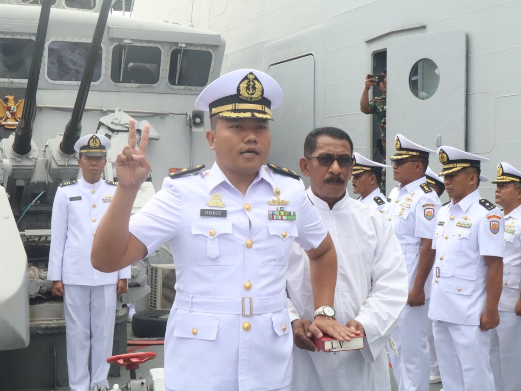 Dansatrol Lantamal V Pimpin Pengukuhan Jabatan Komandan KRI Salawaku&nbsp;842