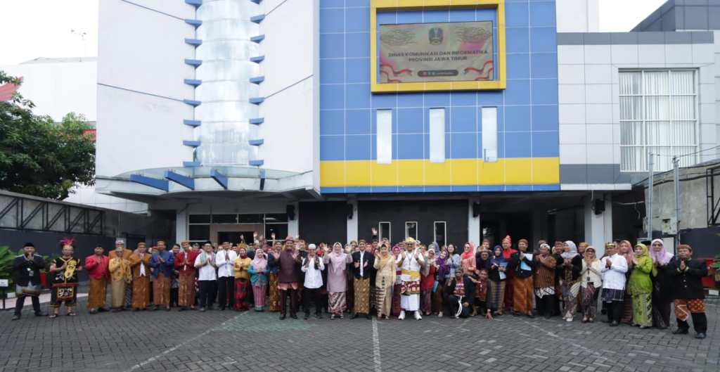 Peringati Hari Kartini, Pegawai Kominfo Jatim Apel Kenakan Baju&nbsp;Adat