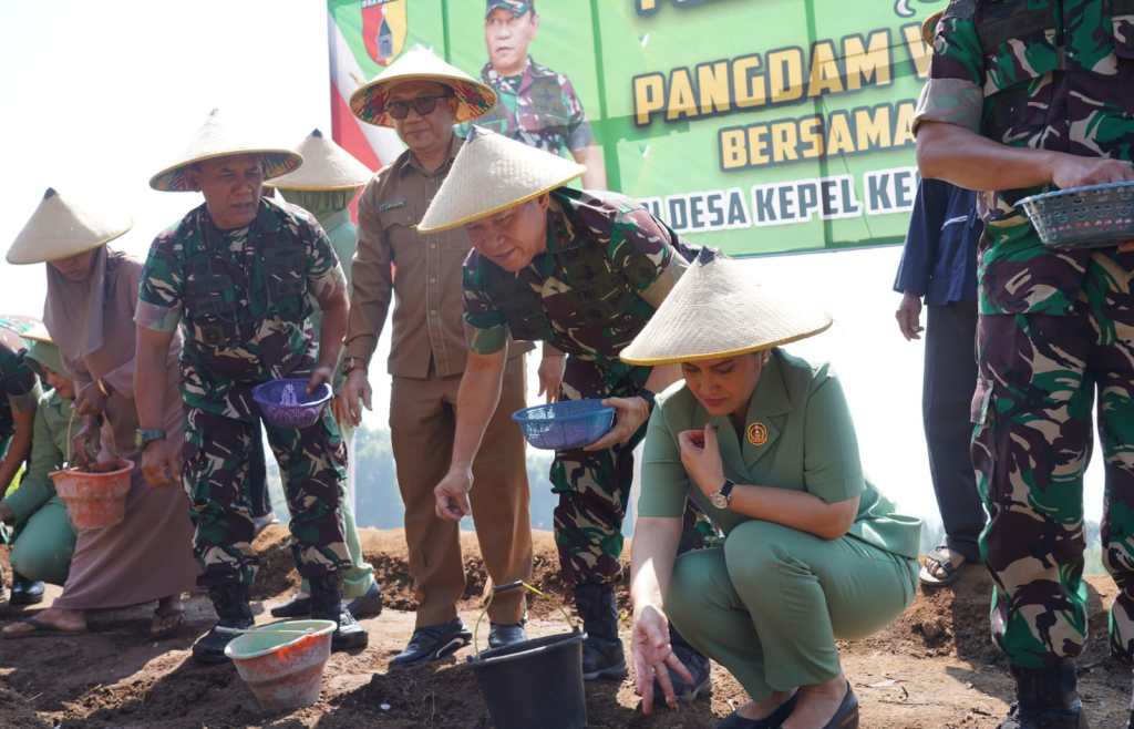 Pangdam Mayjen TNI Rafael Tinjau Pipanisasi dan Tanam Jagung di&nbsp;Nganjuk