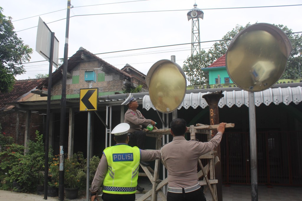 Sembari Patroli, Polantas Trenggalek Resik-Resik Rambu Lalu&nbsp;Lintas