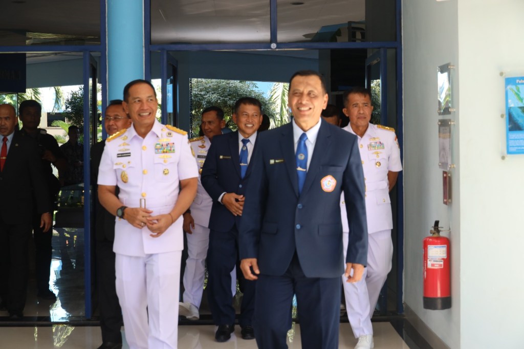 404 Mahasiswa Diwisuda, Kaskoarmada II Hadiri Rapat Terbuka Senat Universitas Hang&nbsp;Tuah