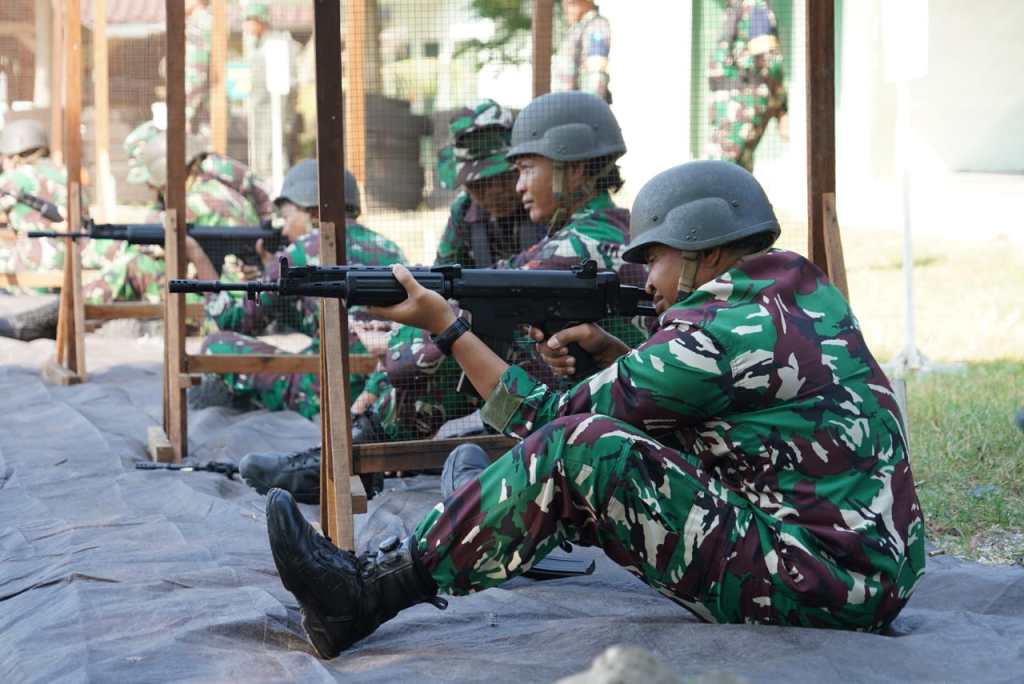 Personel Makorem 084/BJ Mengikuti Latihan Menembak Senjata&nbsp;Ringan
