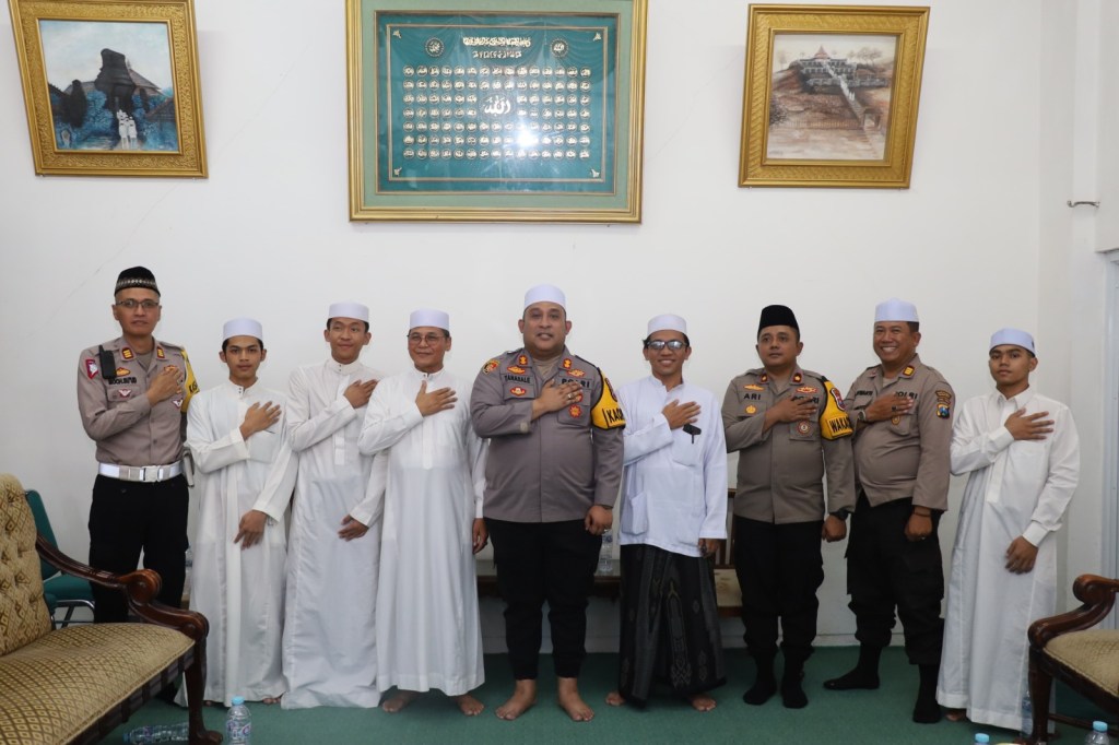 Kapolres Tanjung Perak Silaturahmi dengan Santri dan Pengasuh Ponpes Assalafi Al- Fitrah&nbsp;Surabaya