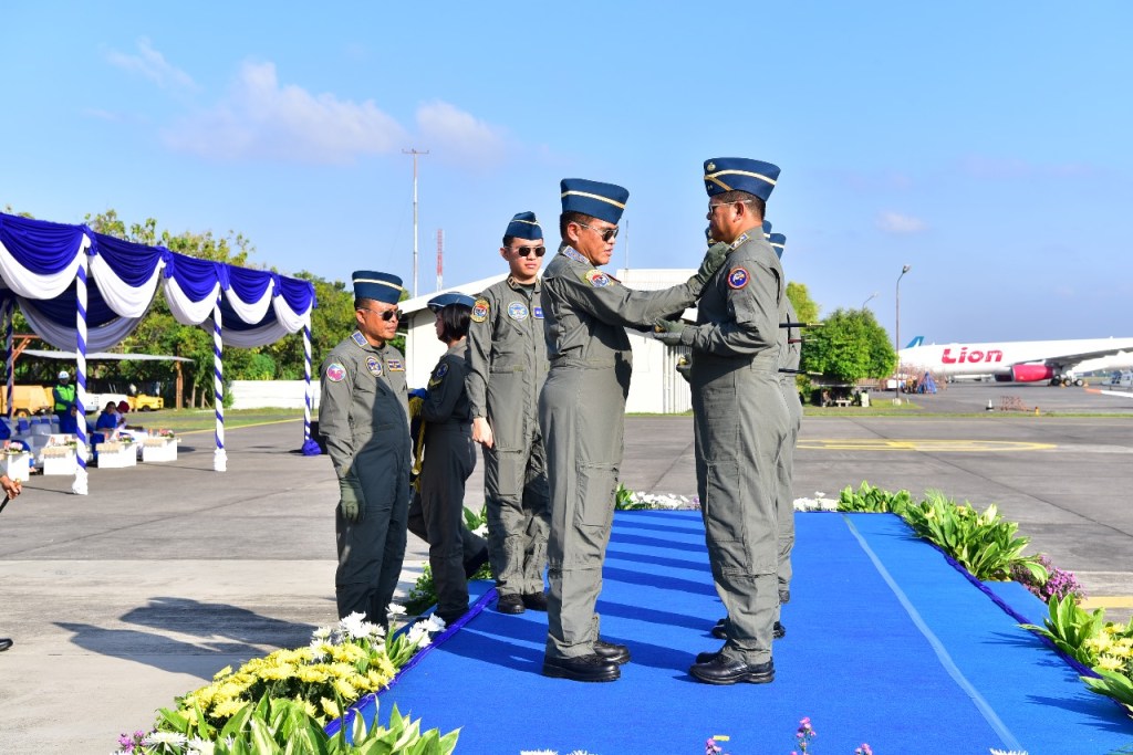 Kasal Sematkan Brevet Kehormatan Penerbangan kepada Tujuh Pati TNl&nbsp;AL