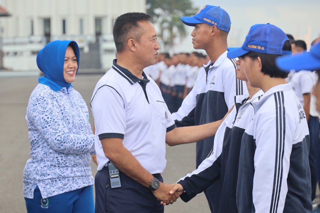 Di Momen Olah Raga Bersama, Dankodiklatal Hadiri Penghargaan Kasal Kepada Lanal&nbsp;Berprestasi