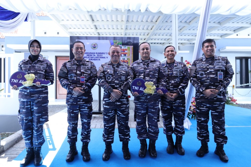 Danlantamal V Dampingi Pangkoarmada RI Serahkan Kunci Rumah Negara T-45 SBSN