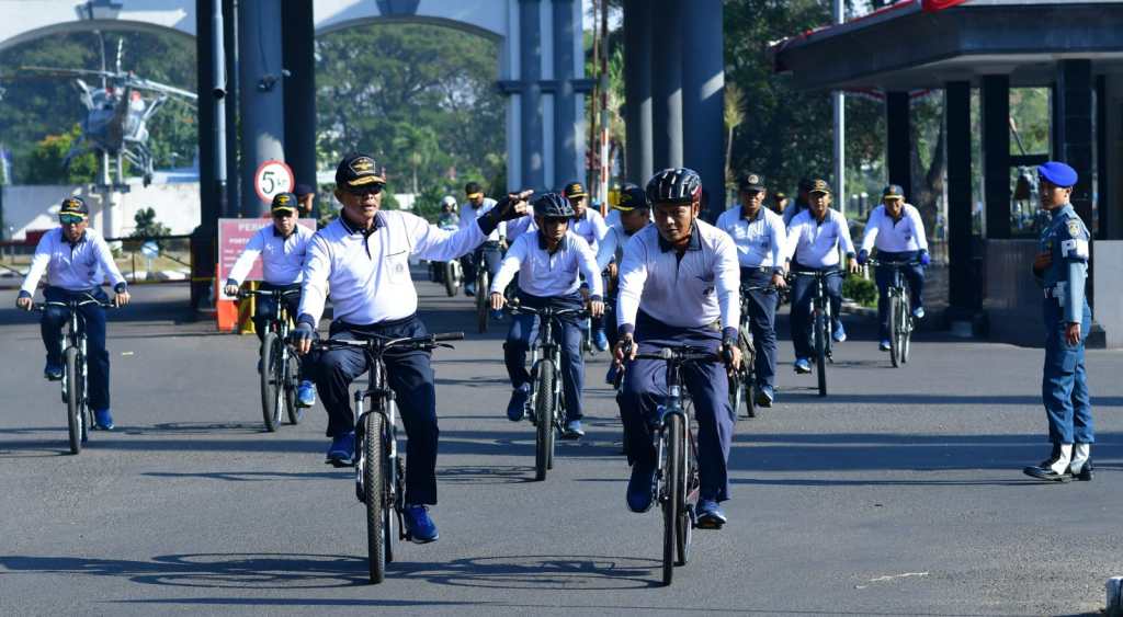Nikmati Udara Pagi, Komandan dan PJU Puspenerbal Bersepeda Jelajahi Kawasan&nbsp;Juanda