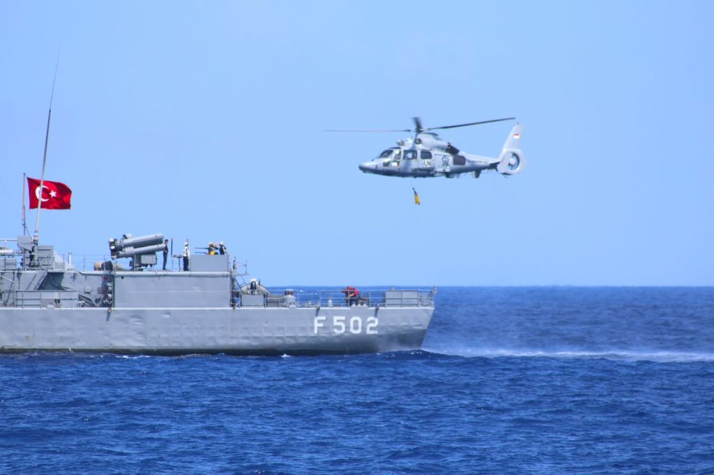 Crew Helikopter HS-1305 Berlatih Bersama Kapal Perang Turkiye TCG Bandirma&nbsp;F-502