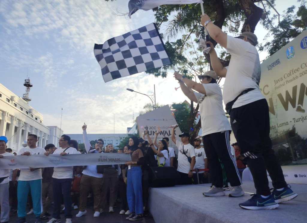 Ribuan Peserta Ramaikan Fan Walk JCC 2024, Susuri Kota Lama&nbsp;Surabaya
