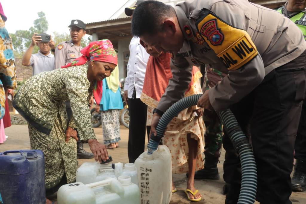 Polres Mojokerto Salurkan 32 Liter Air Bersih Untuk Warga di Kaki Gunung&nbsp;Penanggungan