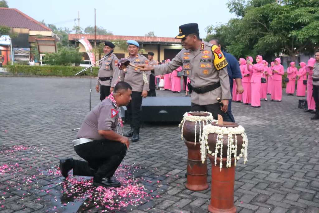 53 Anggota Polresta Sidoarjo Dapat Kado Kenaikan Pangkat di Hari Bhayangkara&nbsp;Ke-78