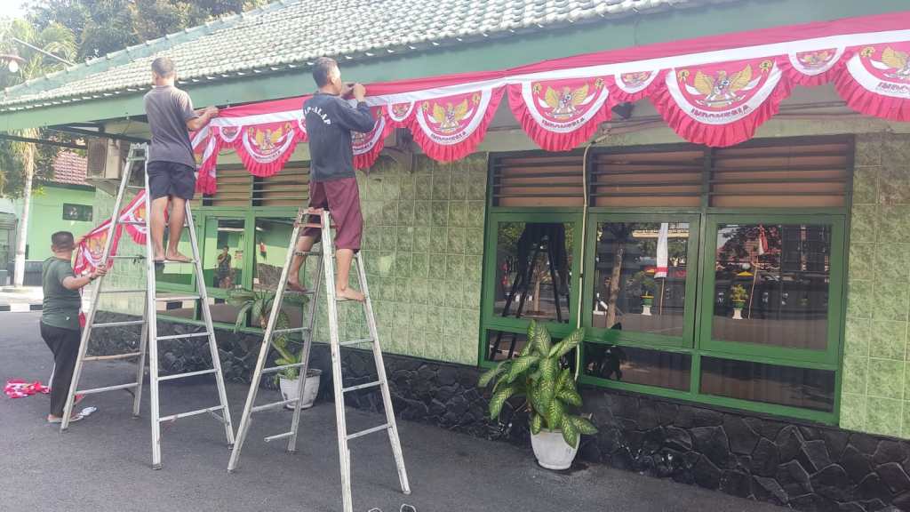 Semarakkan HUT Kemerdekaan RI Ke-79, Pasang Dekorasi dan Pernak-pernik Merah&nbsp;Putih