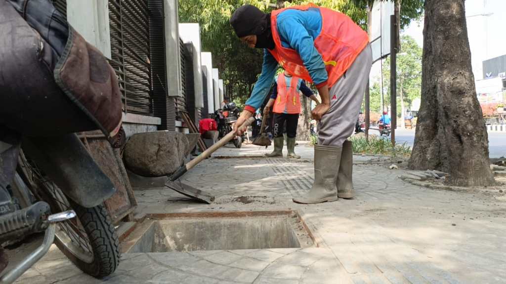 Dinas PUPR Kota Kediri Bersihkan Drainase Antisipasi&nbsp;Banjir