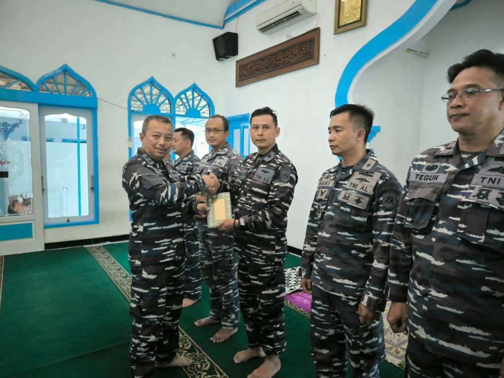 Pangkoarmada II Hadiri Bakti Sosial dan Bagikan Al Qur’an Kepada Prajurit Lanal&nbsp;Semarang