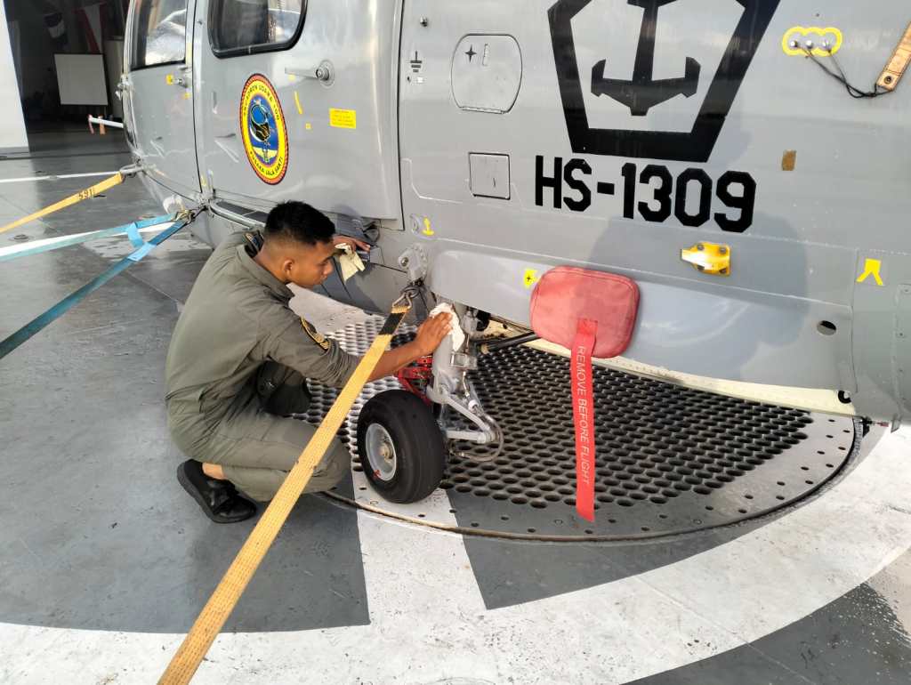 Selain Patroli, Crew Heli Panther Juga Rutin Bersihkan Helikopter Sebelum&nbsp;Bertugas