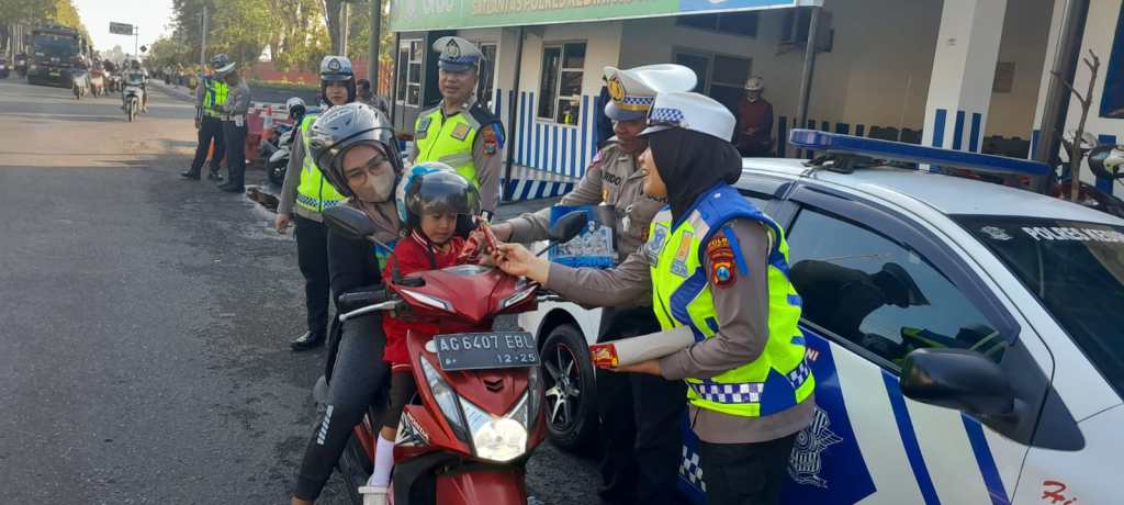 Operasi Patuh Semeru 2024, Polres Kediri Kota Beri Coklat Bagi Pengendara&nbsp;Tertib