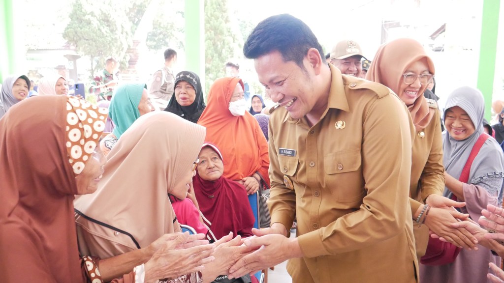 Tinjau Langsung, Plt Bupati Pastikan Bantuan Beras Tahap 3 Tepat&nbsp;Sasaran