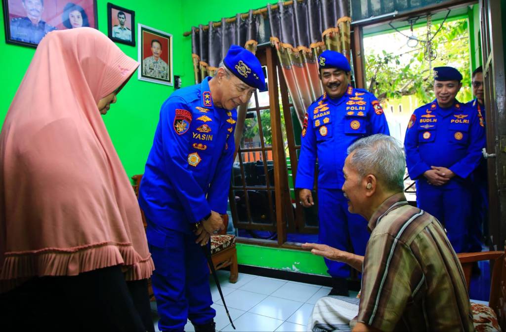 Kado Alumni Akpol 91 Bhara Daksa dalam Rangka 33 Tahun Pengabdian ke Pengasuh saat&nbsp;Taruna