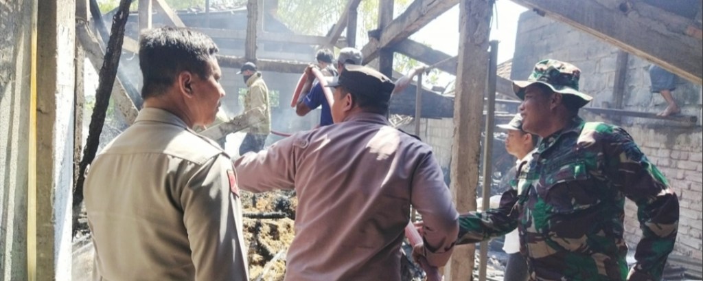 Kebakaran Di Wilayah Binaan, Danramil Kapten Arh Kuntoko Turun Langsung Padamkan&nbsp;Api