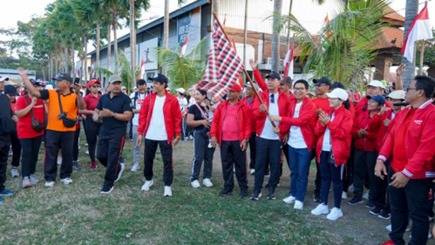 Sekda Adi Arnawa Lepas Jalan Sehat Porsenides Desa Tibubeneng&nbsp;2024