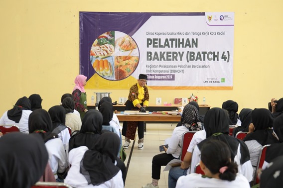 Belajar Langsung dari Chef Profesional, Warga Kota Kediri Ikuti Pelatihan Bakery&nbsp;Gratis