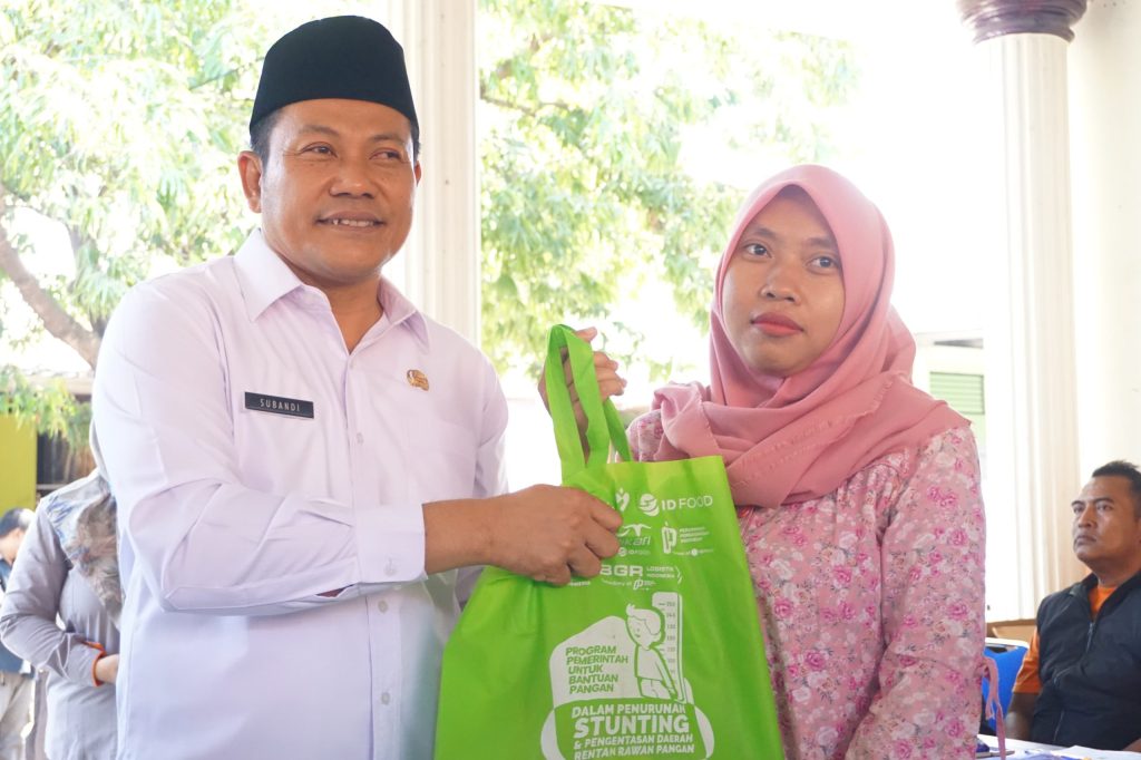 Plt. Bupati Serahkan Bantuan Pangan secara Maraton di 3&nbsp;Kecamatan