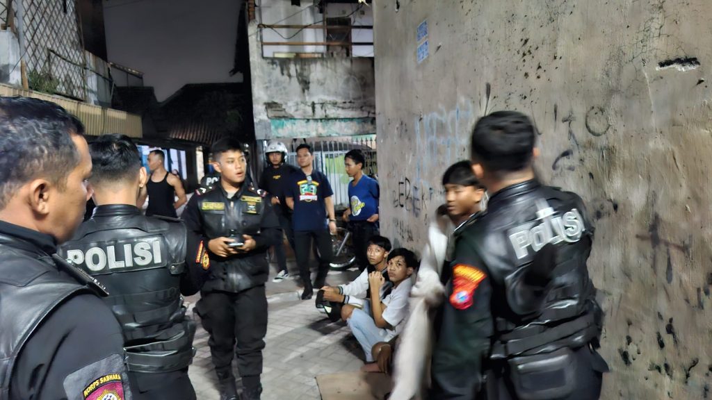 Polisi dan Warga Amankan Lima Orang Anggota Gengster di Pasar Kembang&nbsp;Surabaya